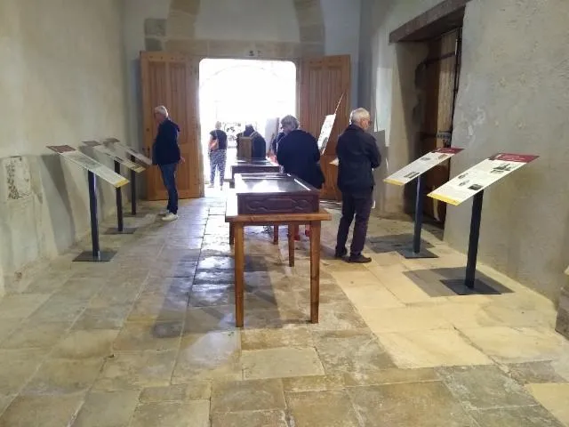 Image qui illustre: Exposition d'objets et histoire de Jean-Marie Odin dans l’église priorale du 15e siècle.