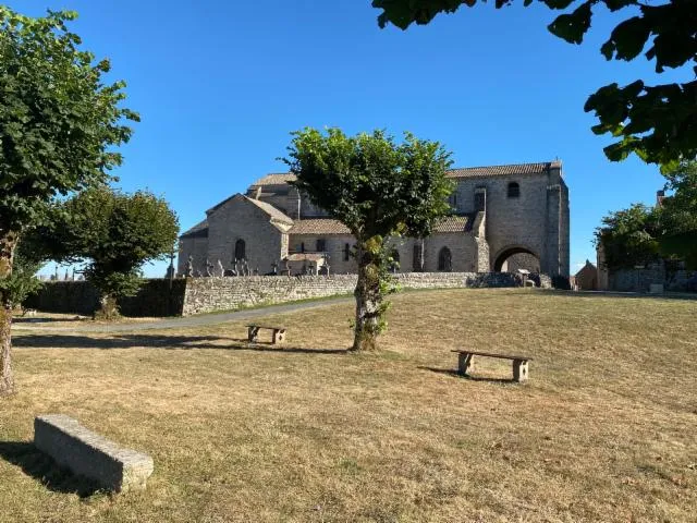 Image qui illustre: Église Romane De Mont-saint-vincent