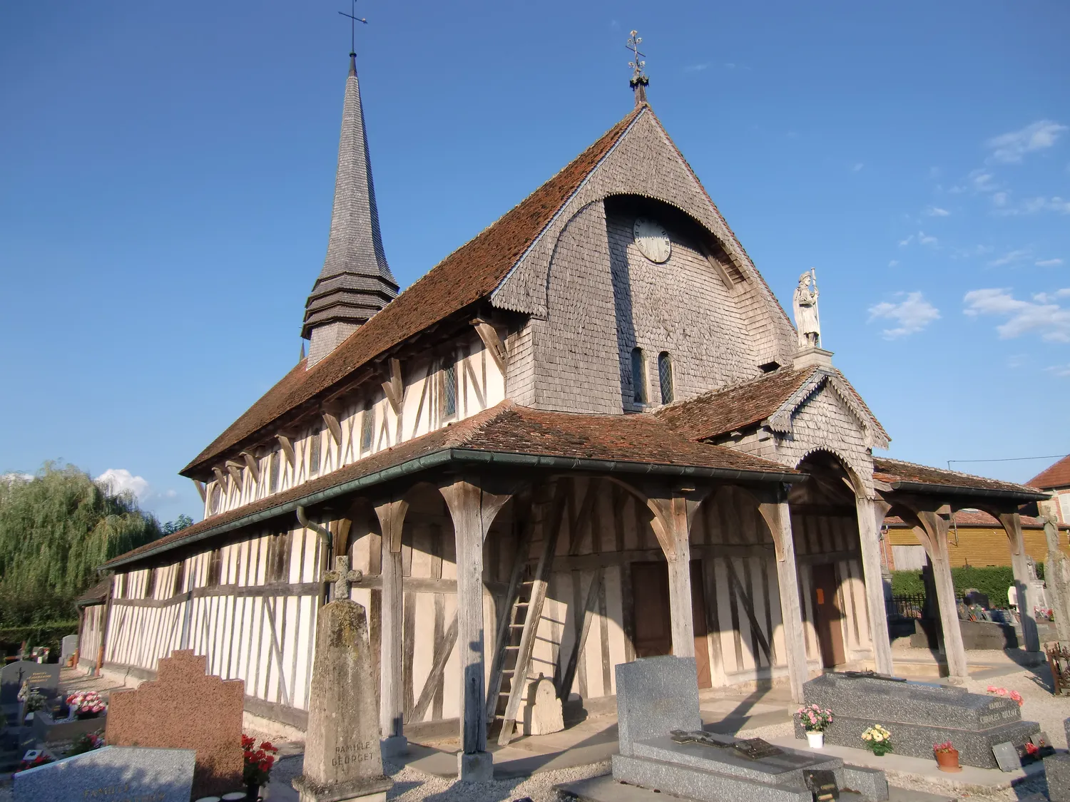 Image qui illustre: Eglise Saint-jacques-et-saint-philippe De Lentilles à Lentilles - 2