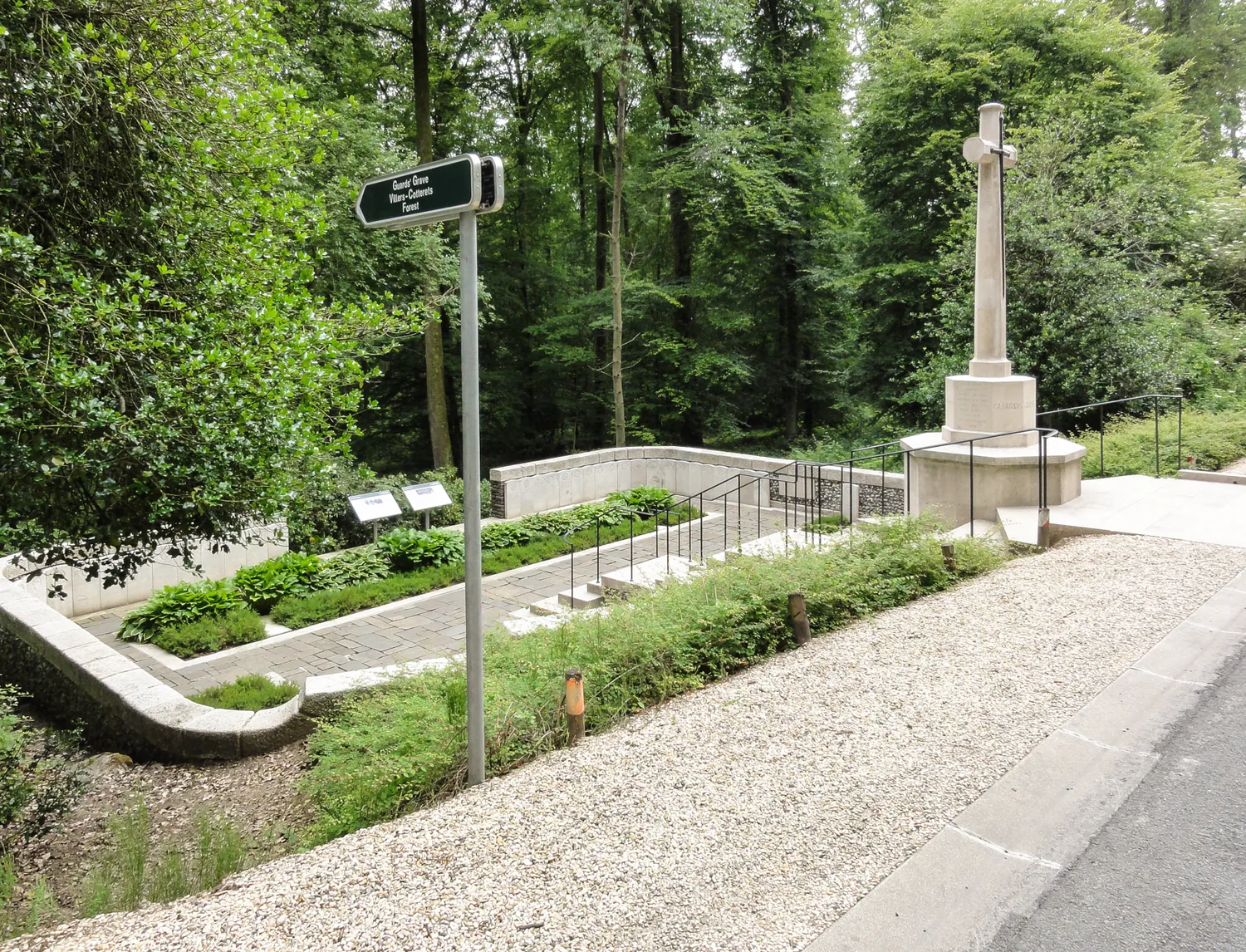 Image qui illustre: Guards Grave Cemetery - Villers-cotterêts à Villers-Cotterêts - 0