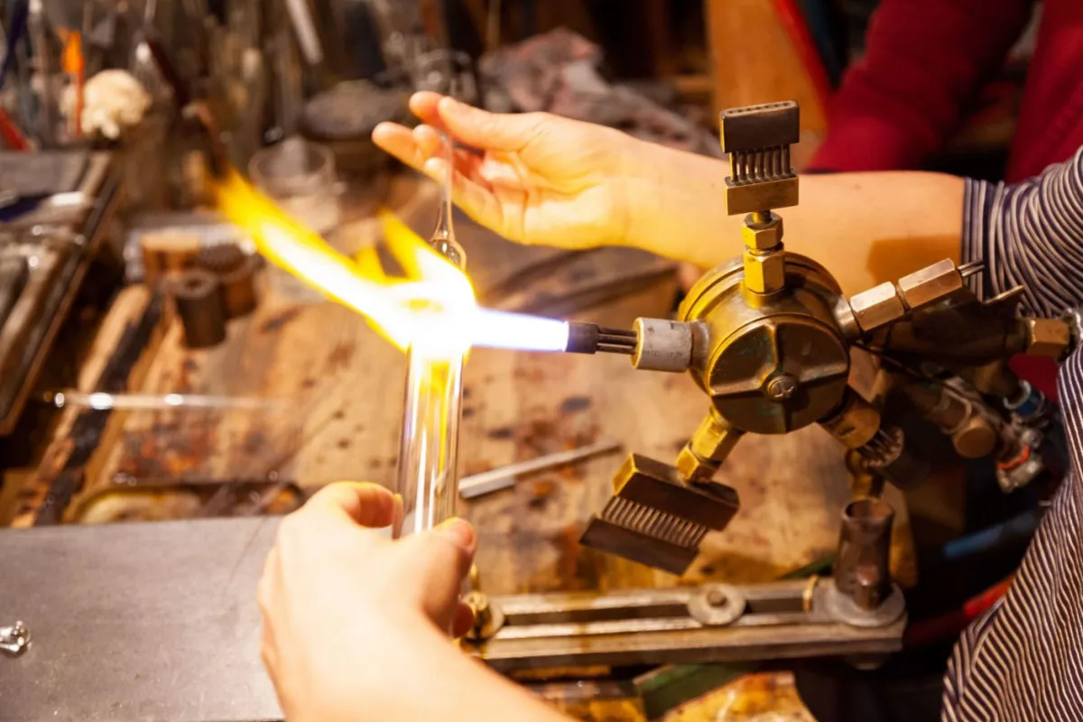 Image qui illustre: Soufflez votre flacon de parfum en verre à Lyon - 1