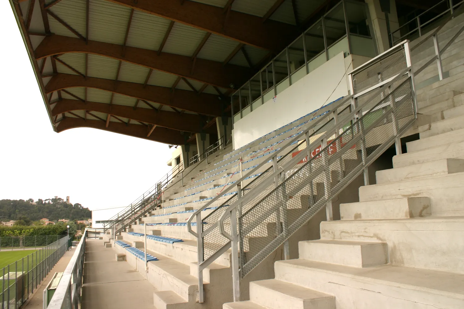 Image qui illustre: Stade Pierre de Coubertin à Châteaurenard - 0