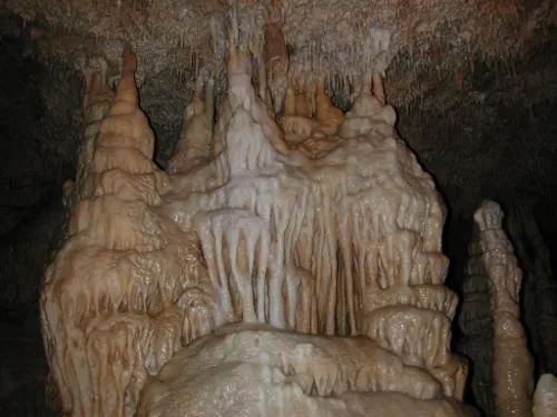 Image qui illustre: Sainte-colombe-de-villeneuve, Les Grottes De Lastournelles