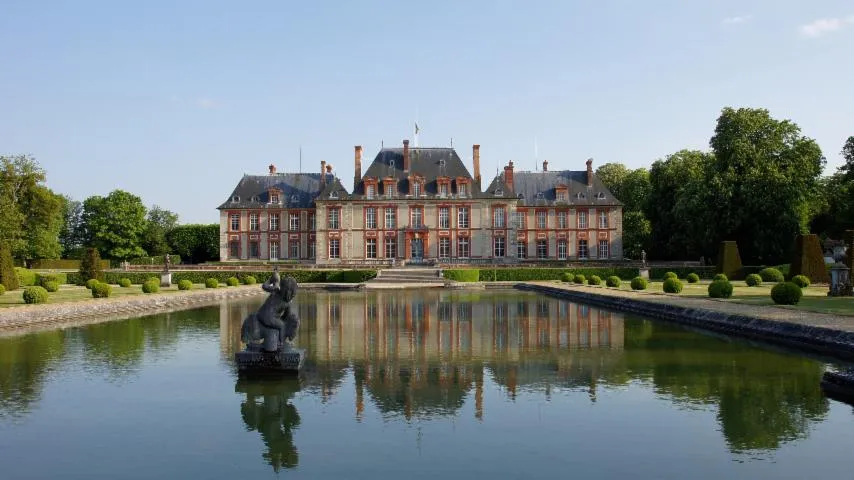 Image qui illustre: Visite du château et visite libre des jardins, du parc et des contes de Perrault