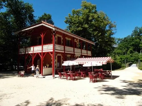 Image qui illustre: Restaurant Le Chalet de La Garenne