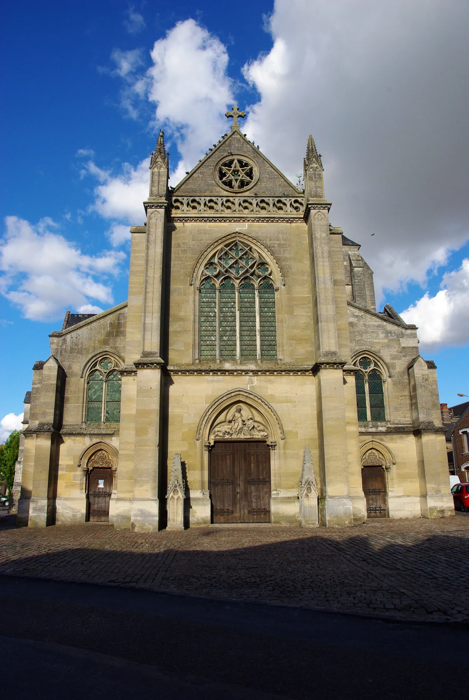 Image qui illustre: Eglise Saint-pierre-saint-paul De Ribemont à Ribemont - 0