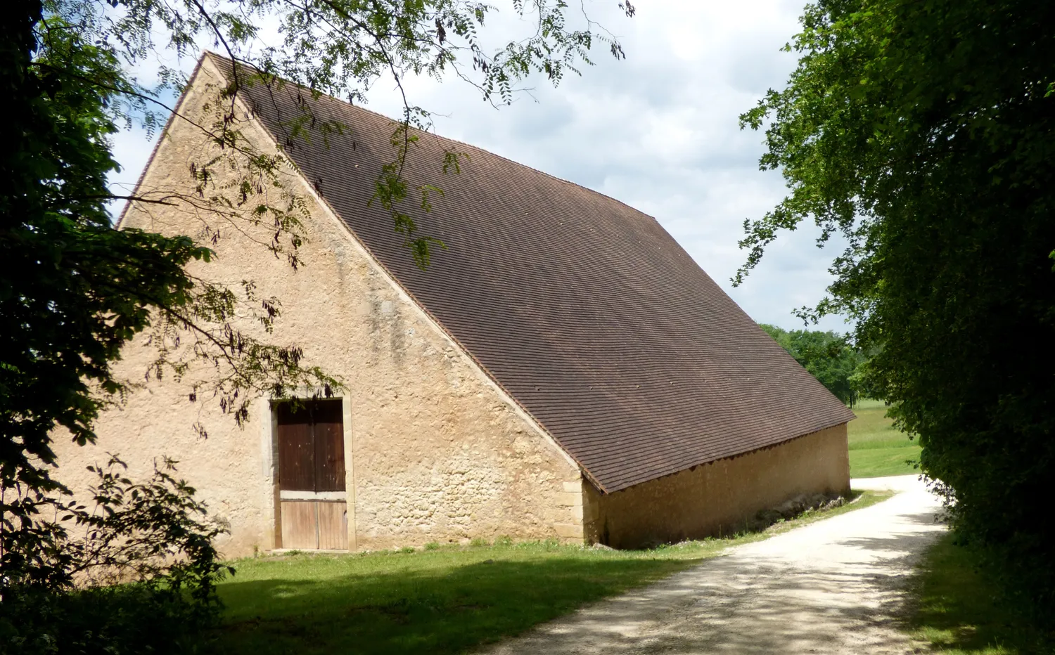 Image qui illustre: Visite d'une ancienne grange dîmière ! à Lanquais - 0