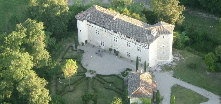 Image qui illustre: Entrez dans l'intérieur du château de Mayragues ! à Castelnau-de-Montmiral - 0