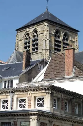 Image qui illustre: Découvrez une église gothique au patrimoine historique riche