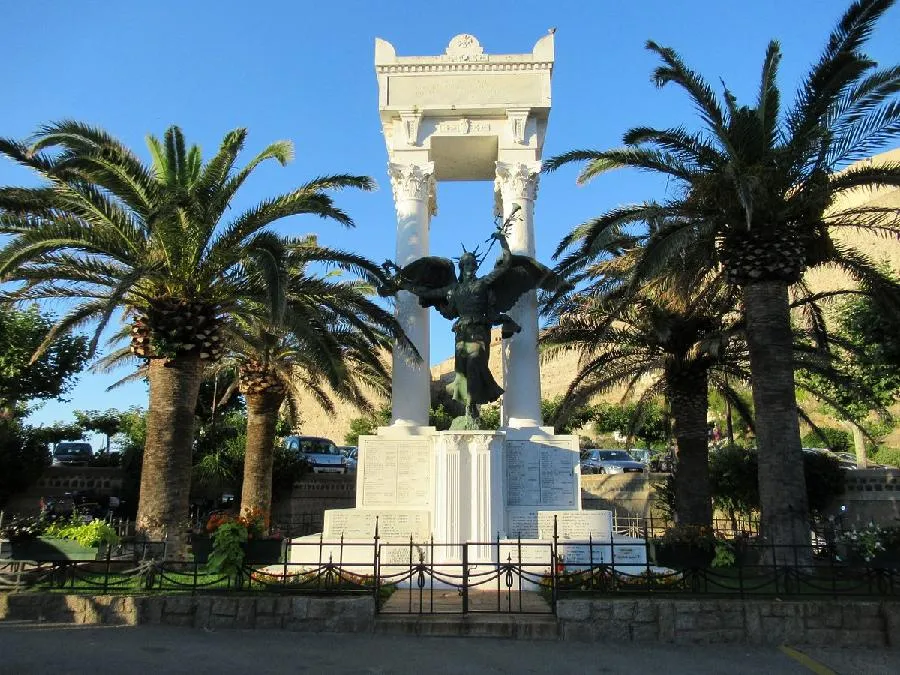Image qui illustre: Monument aux morts ou gloire à la trompette