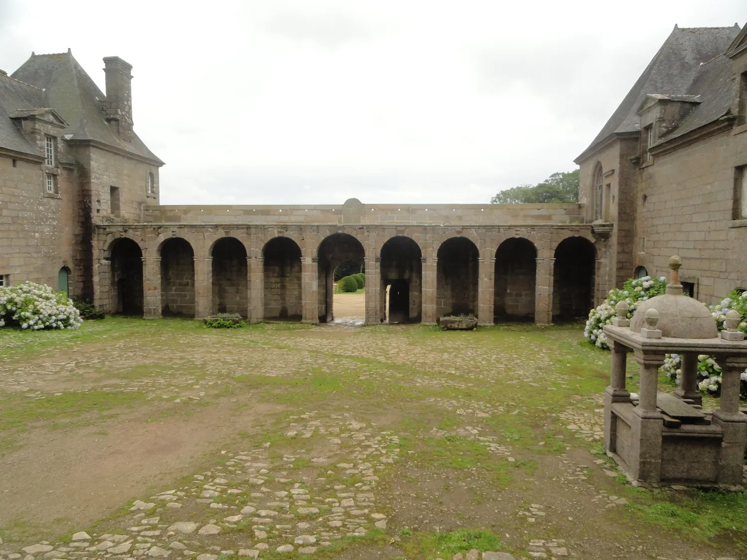 Image qui illustre: Château de Kergroadez à Brélès - 0