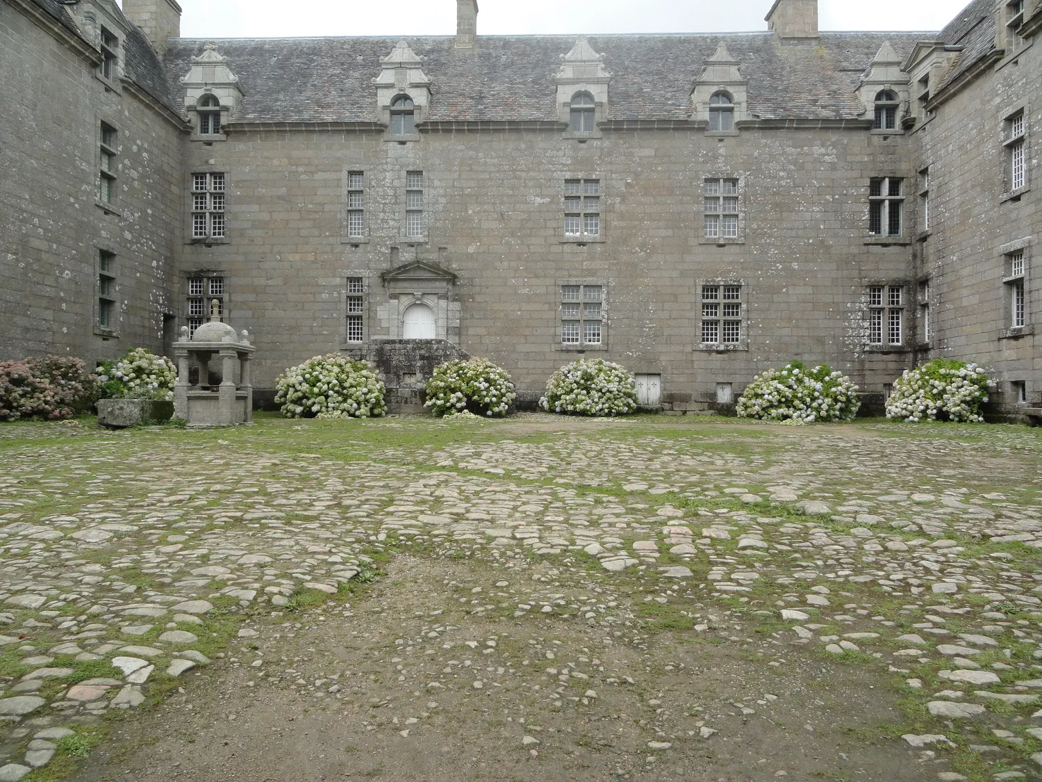 Image qui illustre: Château de Kergroadez à Brélès - 1