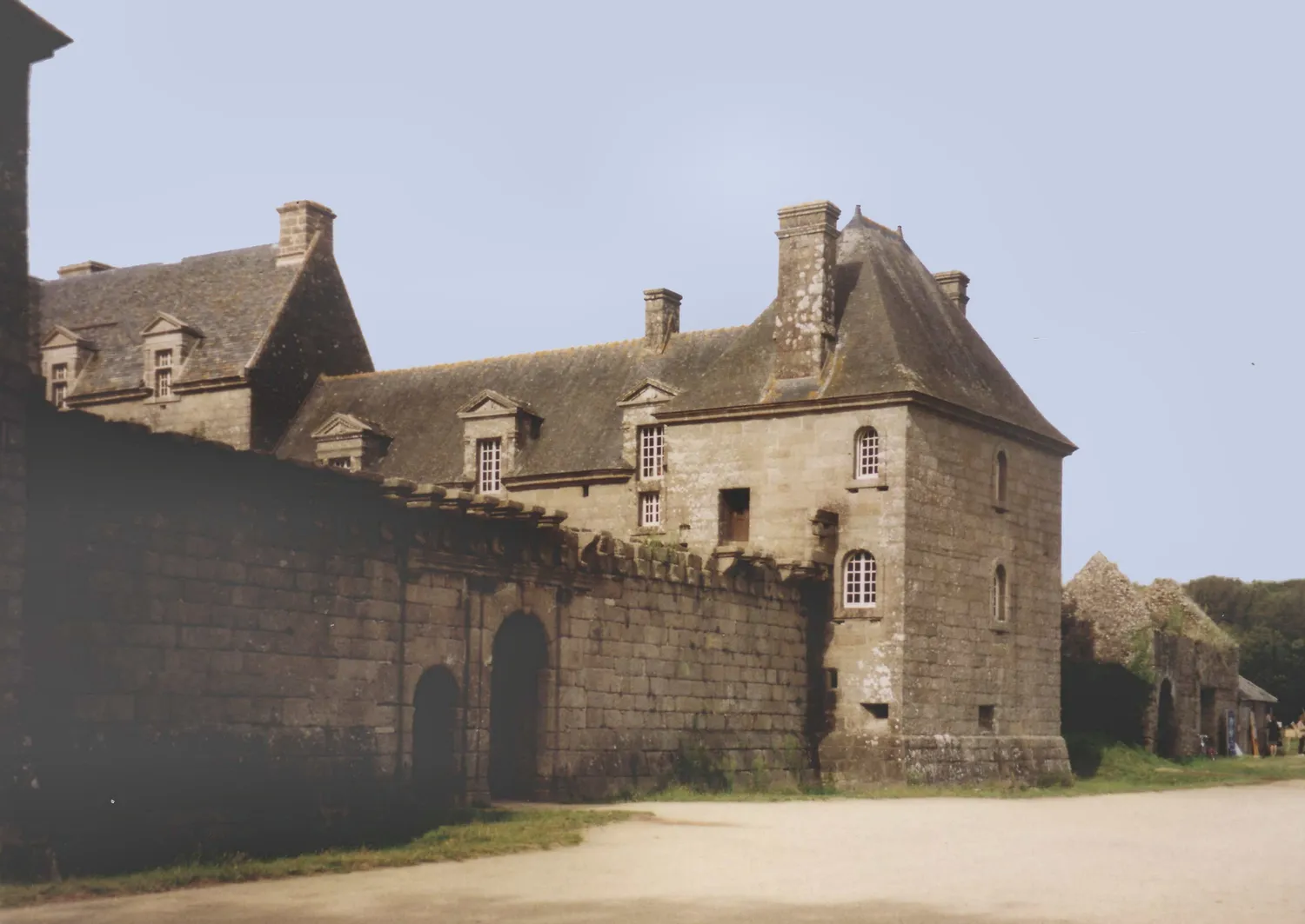 Image qui illustre: Château de Kergroadez à Brélès - 2