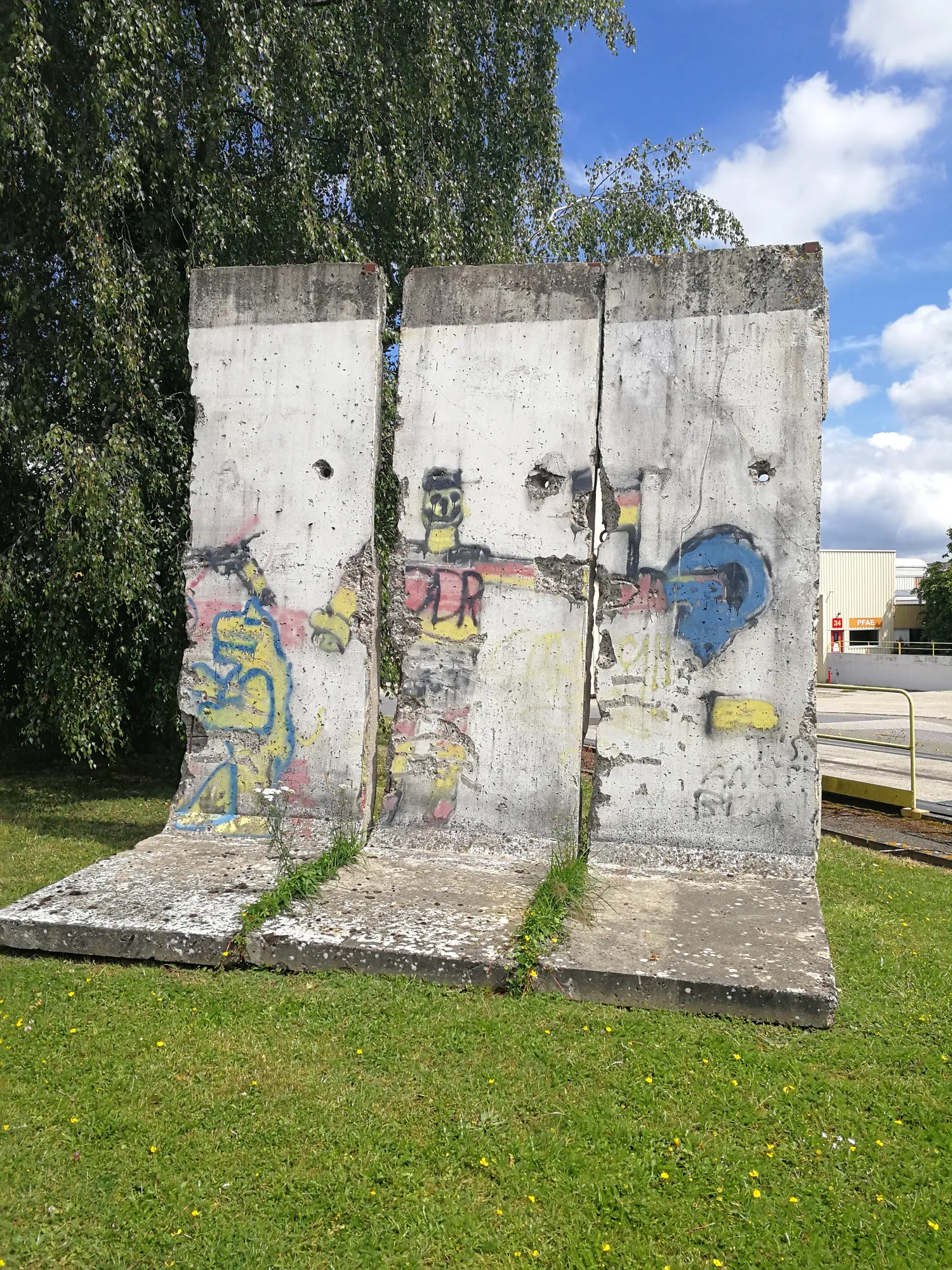 Image qui illustre: Vestiges du Mur de Berlin à Gournay-en-Bray - 0