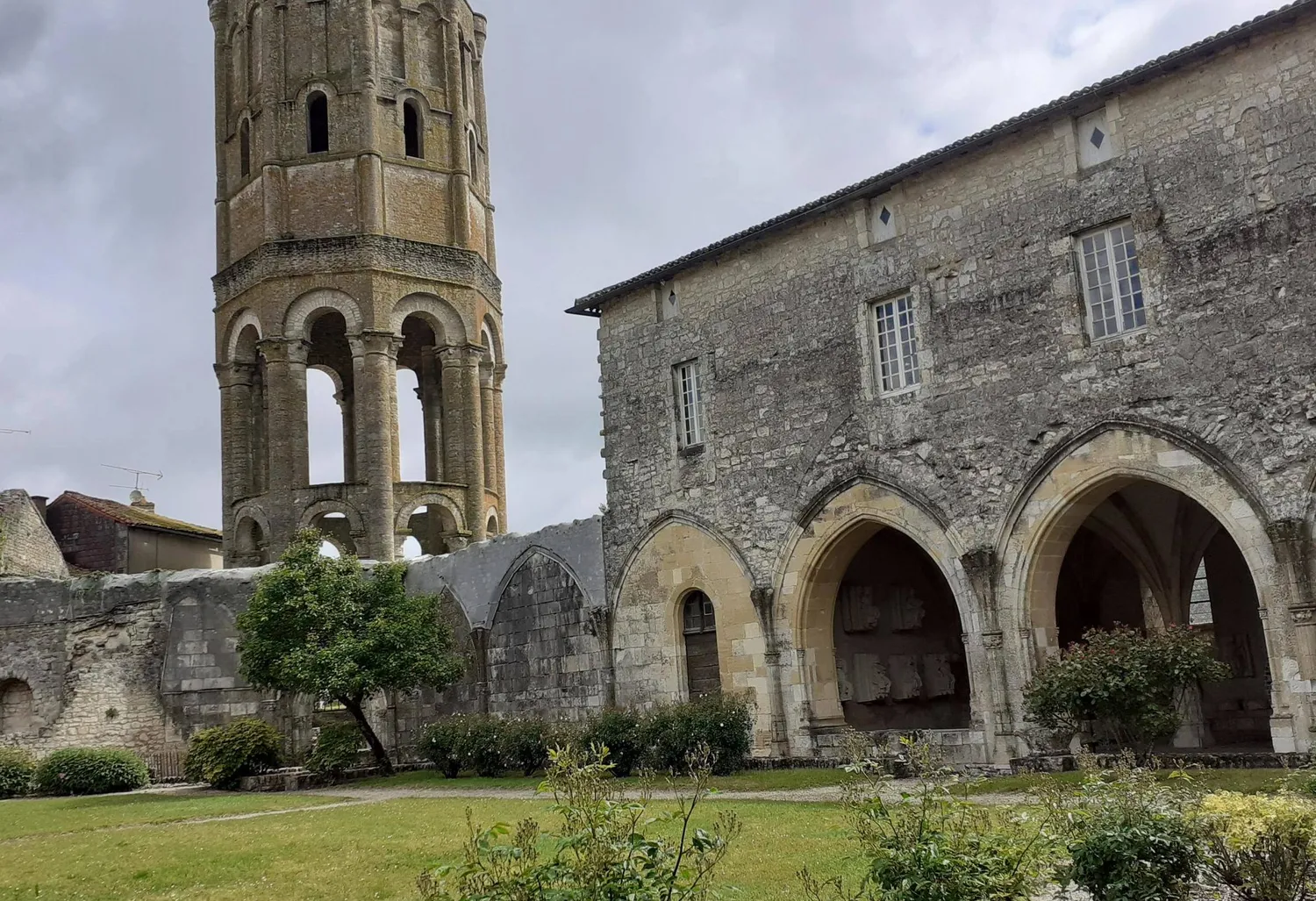 Image qui illustre: Abbaye de Charroux à Charroux - 1