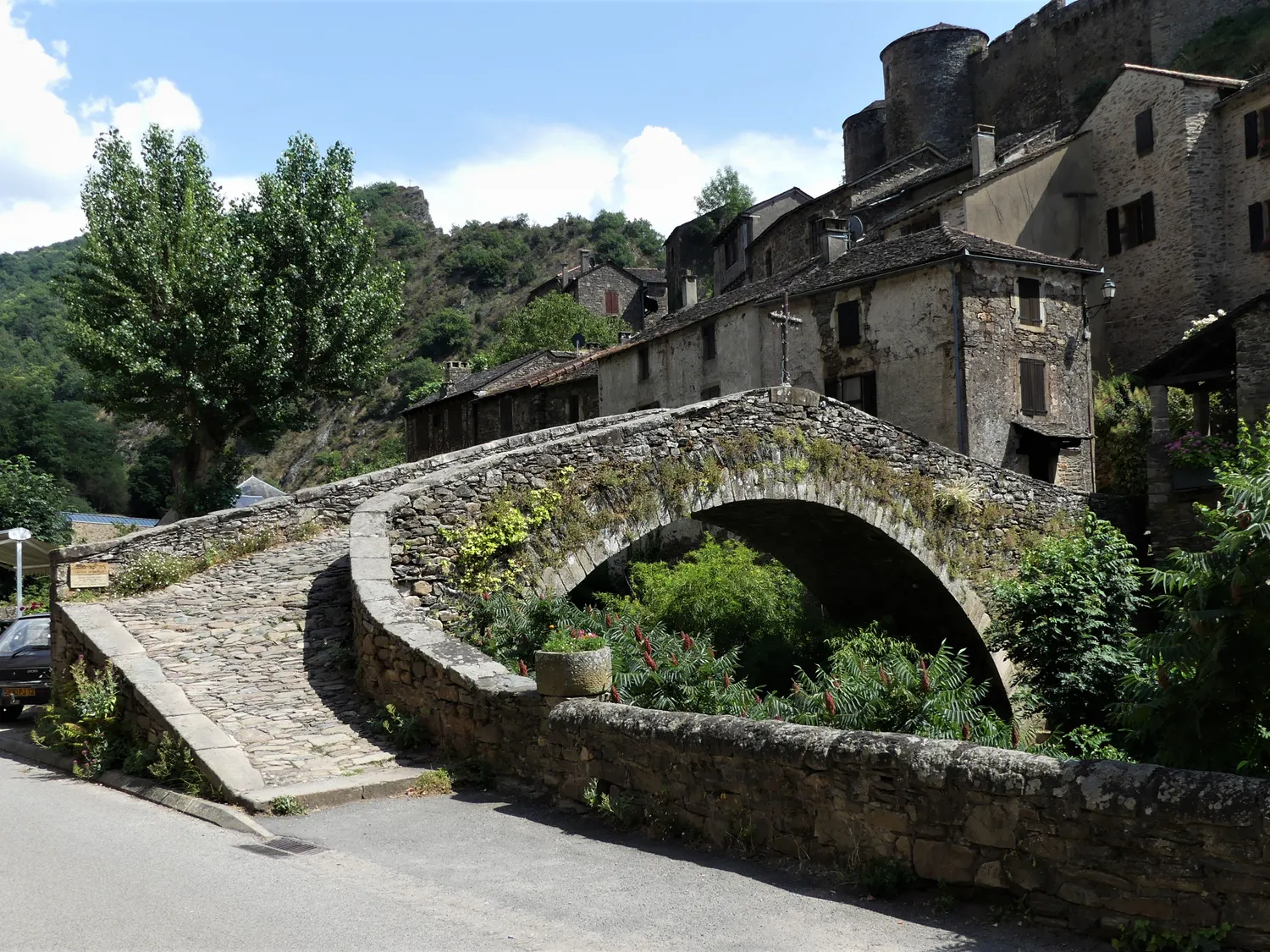 Image qui illustre: Pont de Brousse-le-château à Brousse-le-Château - 0