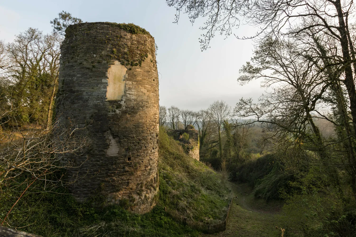 Image qui illustre: Dire et comprendre une forteresse médiévale à Saint-Thégonnec Loc-Eguiner - 0