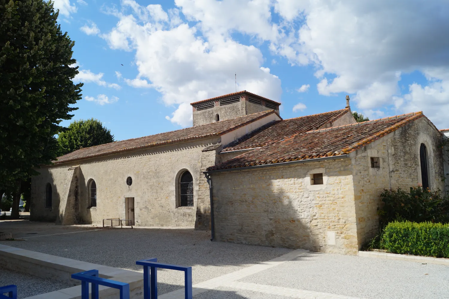 Image qui illustre: Église Sainte-radegonde à Sainte-Radégonde-des-Noyers - 0