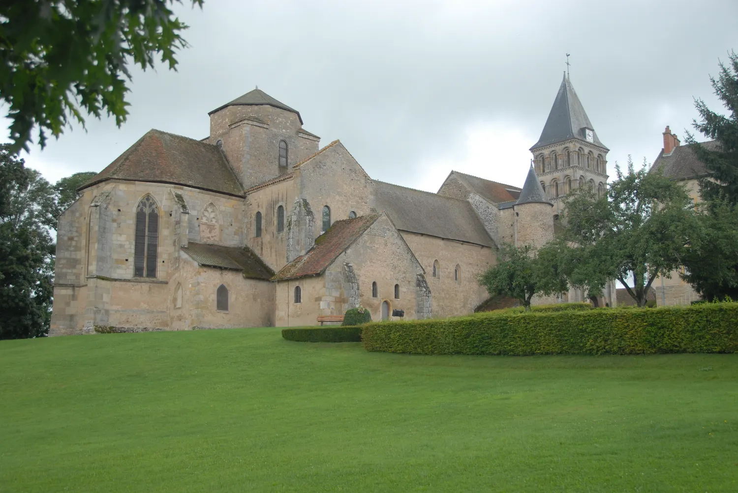 Image qui illustre: Église Saint-pierre Et Saint-benoît à Perrecy-les-Forges - 0