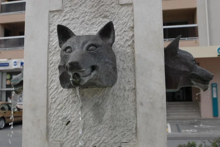 Image qui illustre: Fontaine Des Quatre Renards