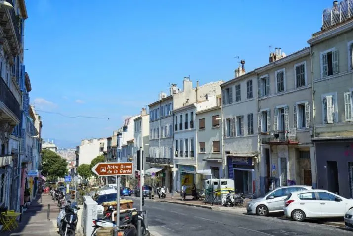 Image qui illustre: Randonnée dans les traviolles de Vauban depuis Notre-Dame de la Garde