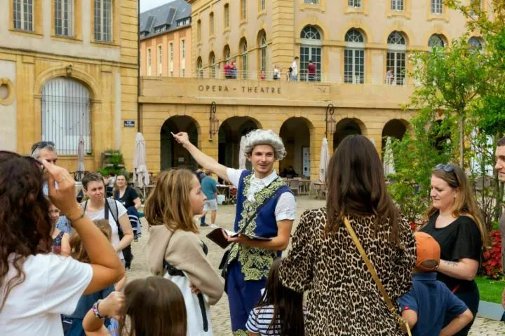 Image qui illustre: Jeu de piste  Le cadeau disparu de Louis XV