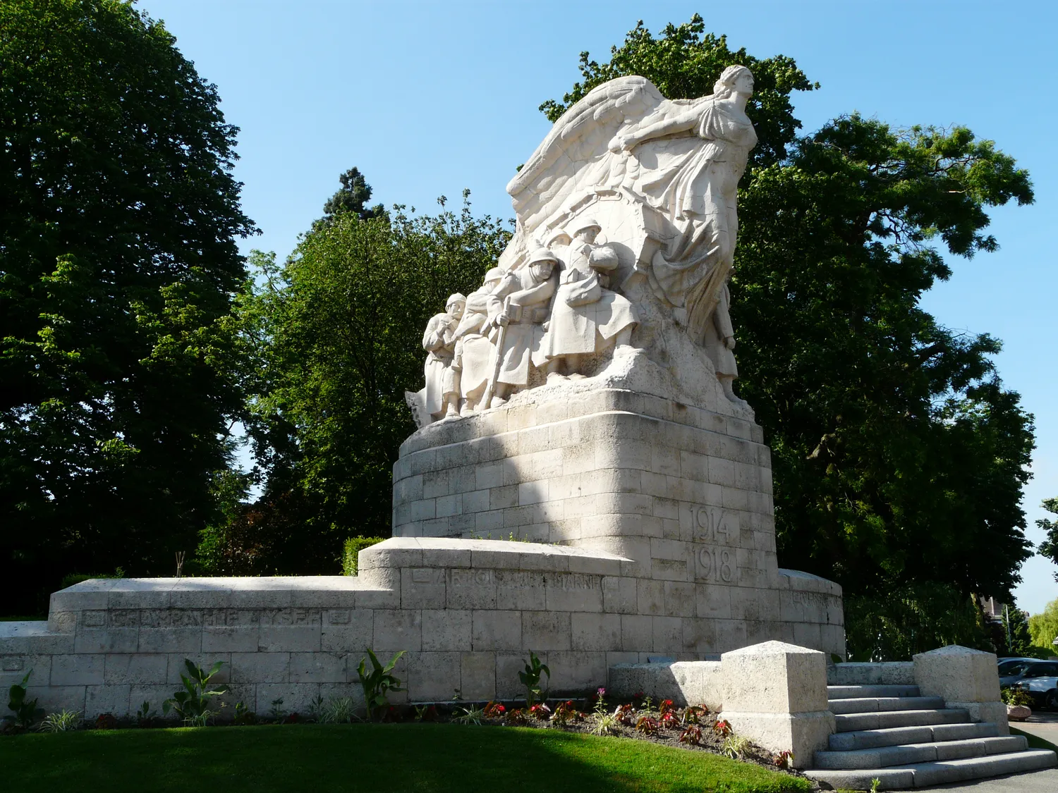 Image qui illustre: Le Monument De La Victoire à Cambrai - 0