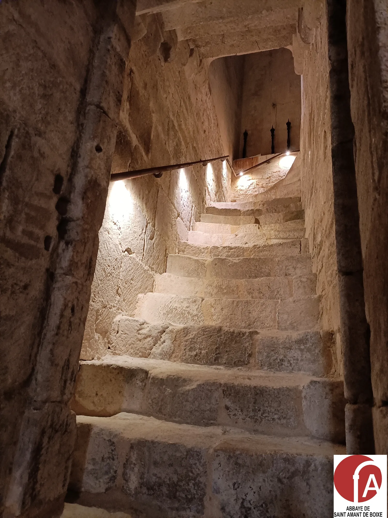 Image qui illustre: Visite guidée de la crypte à l'abbaye Saint-Amant à Saint-Amant-de-Boixe - 0