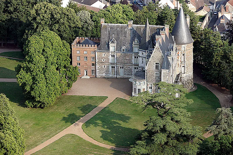 Image qui illustre: Château De Courtalain à Commune nouvelle d'Arrou - 0