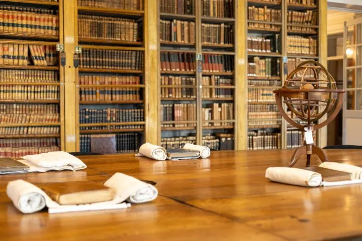 Image qui illustre: Présentation d’ouvrages issus du fonds de la bibliothèque de l’Ecole de médecine navale en lien avec la botanique lors des visites guidées de 1h30.