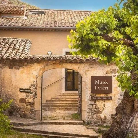 Image qui illustre: Visite guidée d'une exposition sur l'histoire et la mémoire du protestantisme en Cévennes