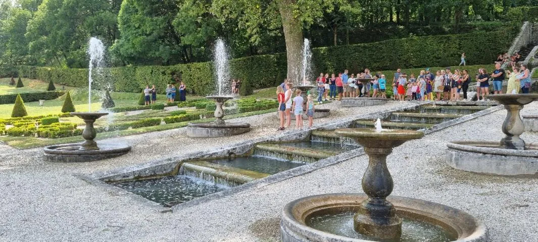 Image qui illustre: Visite des jardins et manœuvres des eaux des fontaines