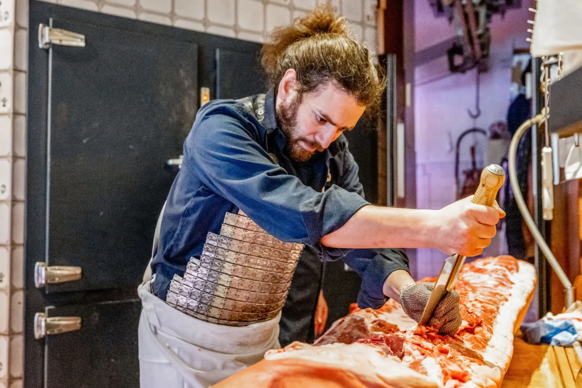 Image qui illustre: Immergez-vous dans la vie d'un boucher à Paris - 1