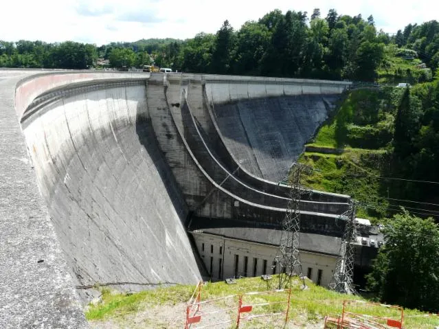 Image qui illustre: Barrage De Saint-étienne-cantalès