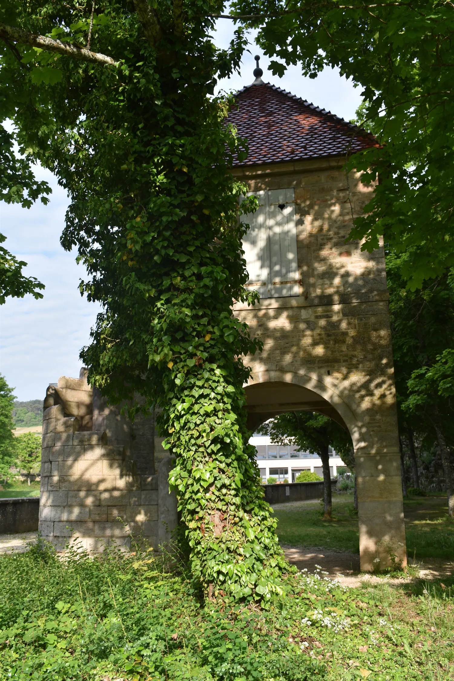 Image qui illustre: Visite libre du parc du château de Brochon à Brochon - 0