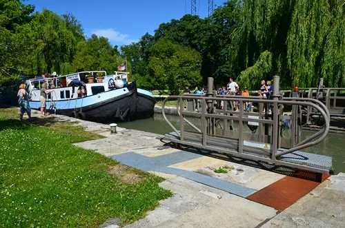 Image qui illustre: Le Pont-canal, Boulevard De L'eau à Le Passage - 1