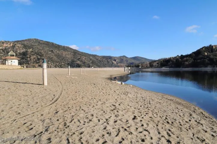 Image qui illustre: Plage Publique Du Lac Des Escoumes