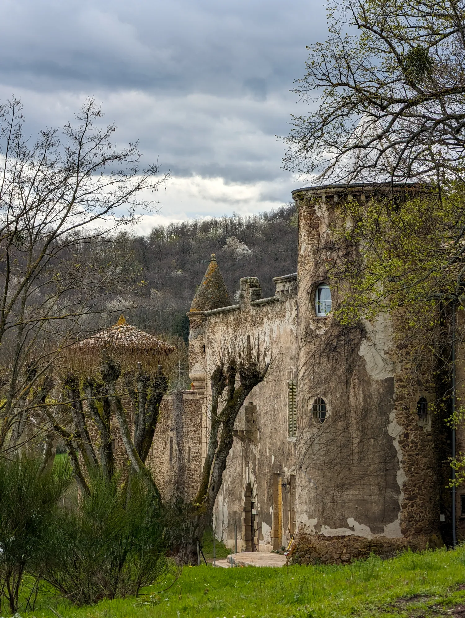 Image qui illustre: Château de Villars et Véhicules anciens à La Chapelle-Villars - 0