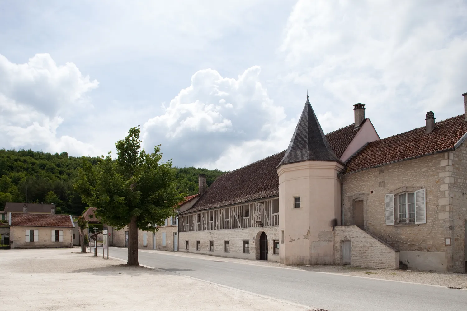 Image qui illustre: Abbaye Cistercienne De Clairvaux à Ville-sous-la-Ferté - 2