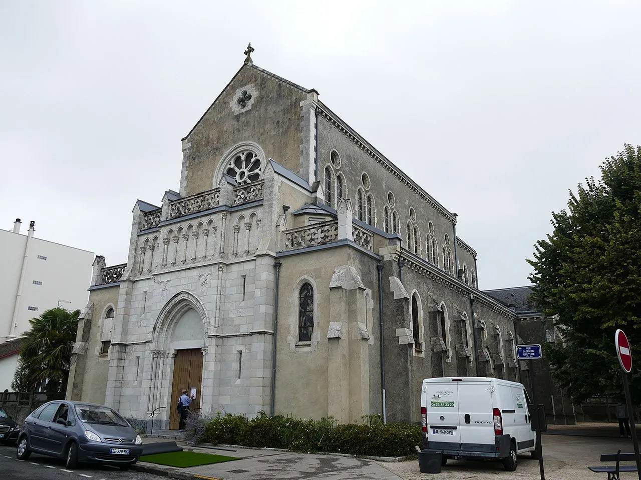 Image qui illustre: Eglise Notre Dame du Bout du Pont à Pau - 1