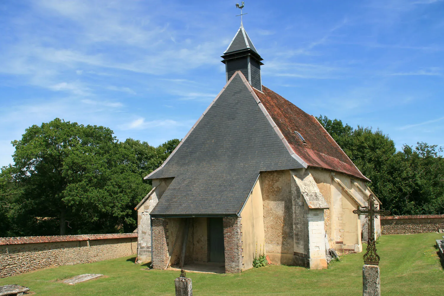 Image qui illustre: Eglise Notre-dame De La Nativité À Nogent-en-othe à Nogent-en-Othe - 2