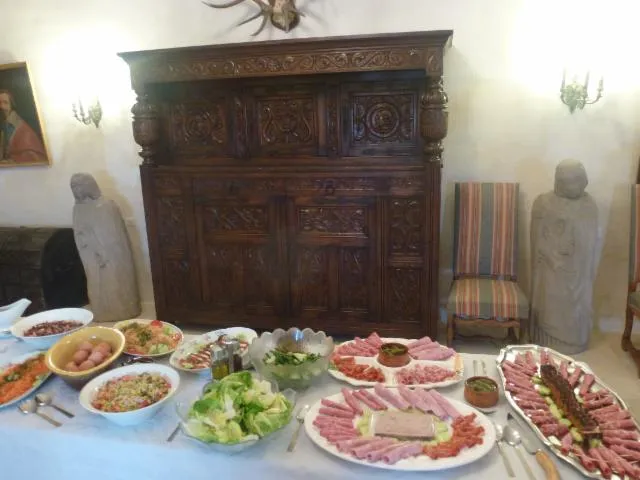 Image qui illustre: Buffet à volonté au château : une cuisine dite  des mousquetaires  dans un lieu historique
