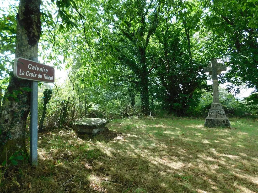 Image qui illustre: Chemin De La Papeterie à Saint-Sulpice-Laurière - 1