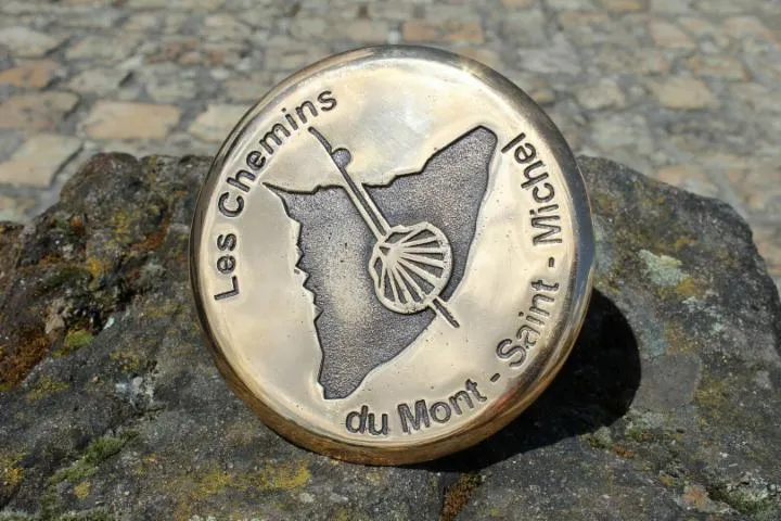 Image qui illustre: Pose officiel du clou Chemins du Mont-Saint-Michel