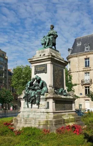 Image qui illustre: Monument Les Trois Dumas