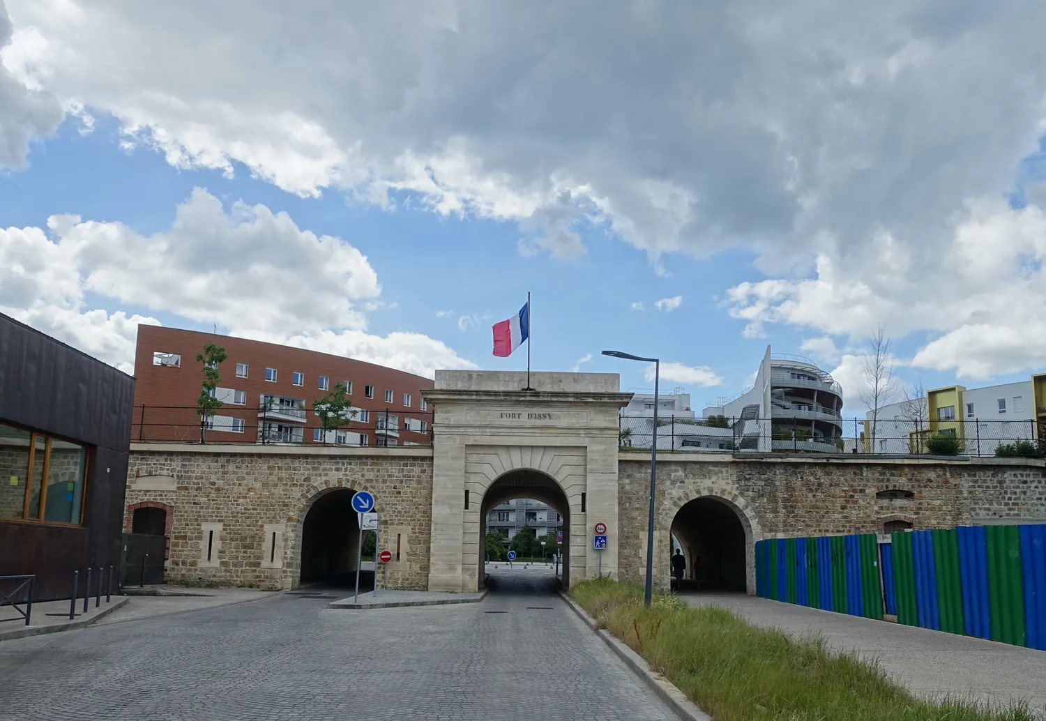 Image qui illustre: Le Fort d'Issy à Issy-les-Moulineaux - 0