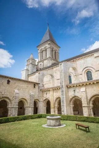 Image qui illustre: Visite libre et guidée de l'abbaye de Nieul sur l'Autise