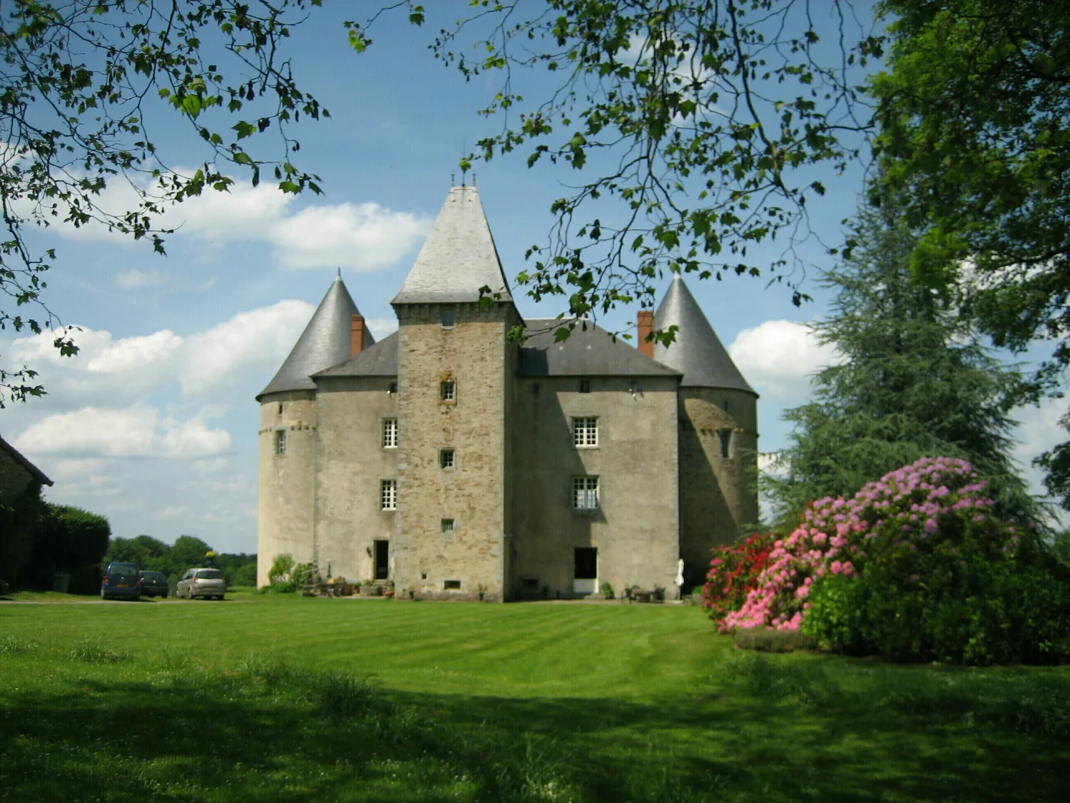 Image qui illustre: Visite commentée du château, de la grange médiévale et du musée des Automates à Champagnac-la-Rivière - 0