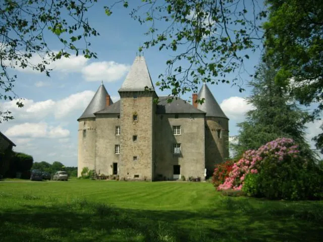 Image qui illustre: Visite commentée du château, de la grange médiévale et du musée des Automates