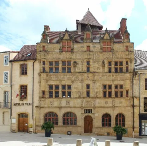 Image qui illustre: Hôtel De Ville De Paray-le-monial